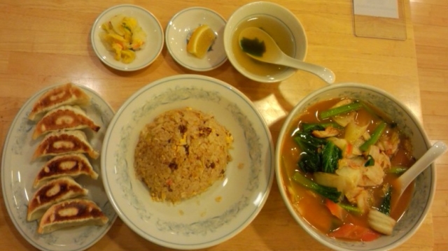 鶏と季節野菜のキムチラーメン572円、焼餃子6ヶ216円、チャーハン475円