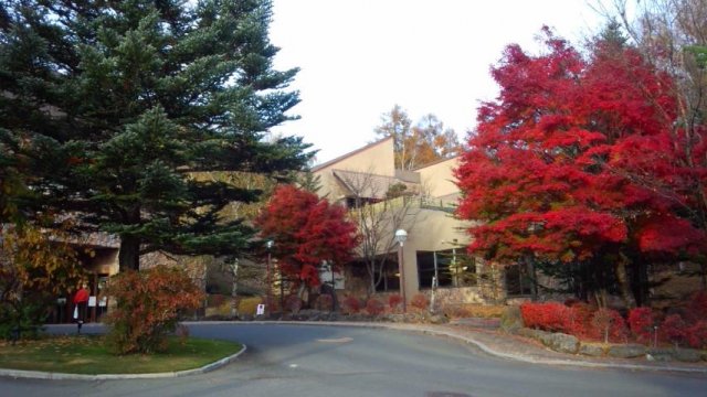 2015年11月1日(日)、初訪問。玄関前の紅葉がきれいです。