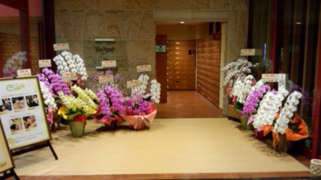 玄関はオープン祝いで花が飾られています。