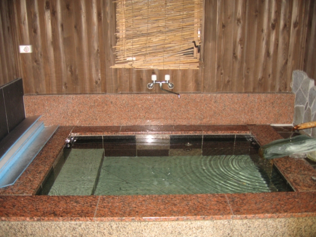 硫黄香る外風呂湯端の湯の湯船