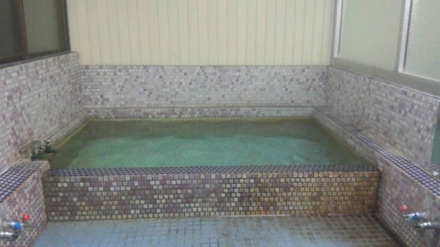 神宮寺源泉３源泉混合63℃で諏訪らしい熱いかけ流しの湯です。塩味硫黄臭あり。