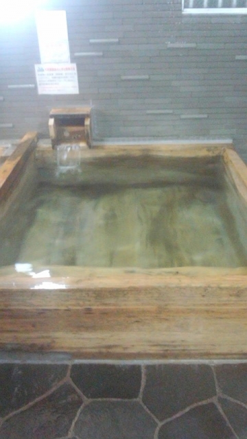 木曽さわら材の29℃源泉浴槽(100％掛け流し天然温泉)