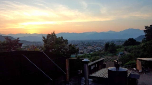 ２階ベランダからの善光寺平と長野市街の夕焼けの眺め