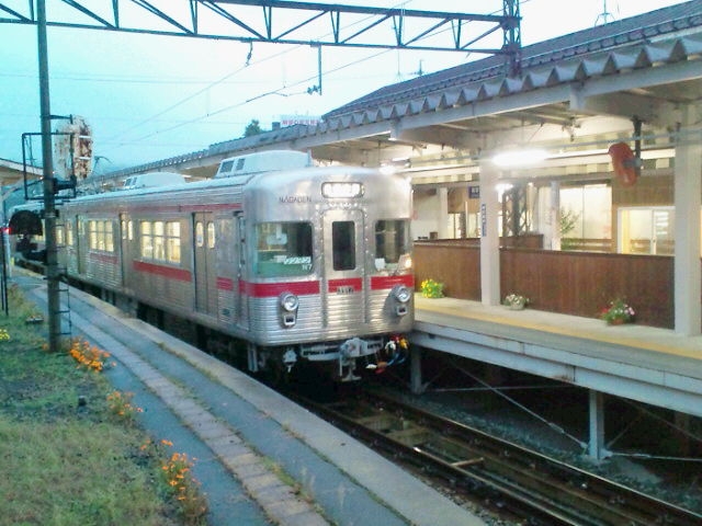 お休み処より湯田中駅に止まる長野電鉄の電車を望む