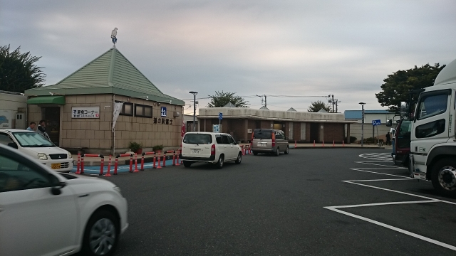 国道1号 富士由比バイパス沿いにある静岡県第1号の道の駅で、料金所跡地に建てられました。
撮影：2014年9月　午後