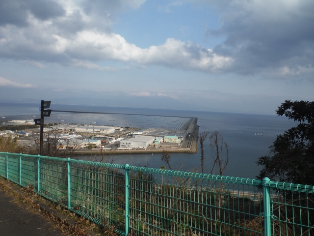 七ッ島の工業団地と巨大なソーラーパネルが見えます