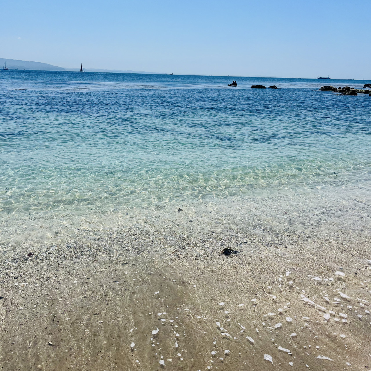 三浦半島にあり、観音崎海水浴場の隣にあるたたら浜。白い砂浜と磯遊びができる岩場があるキレイな海です。昭和29年、初代ゴジラがこの浜辺に上陸したことで知られている場所でもあります。