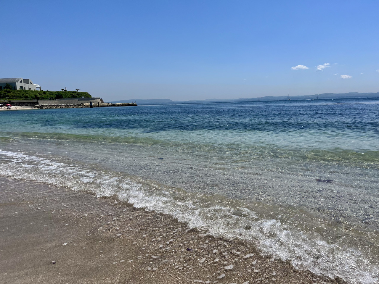 三浦半島にあり、観音崎海水浴場の隣にあるたたら浜。白い砂浜と磯遊びができる岩場があるキレイな海です。昭和29年、初代ゴジラがこの浜辺に上陸したことで知られている場所でもあります。