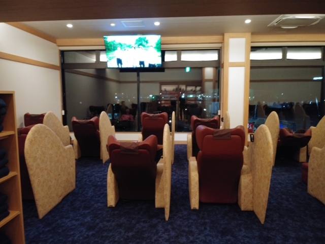 ２階成田空港を望むリクライニングシートのお休み処(朝まで仮眠可)