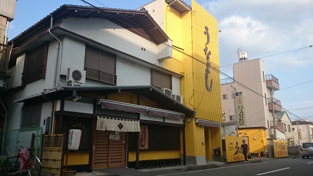 黄色い建物が目印となる料理店ですが、なくなり次第、お店が閉まってしまいますのでご注意を。
撮影：2014年7月　午後
