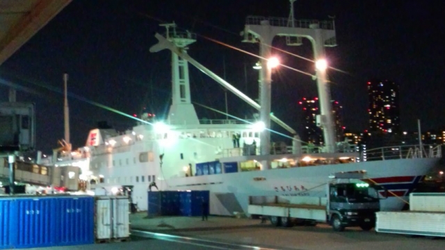 竹芝桟橋に到着した神津島航路のさるびあ丸(2015年3月28土)