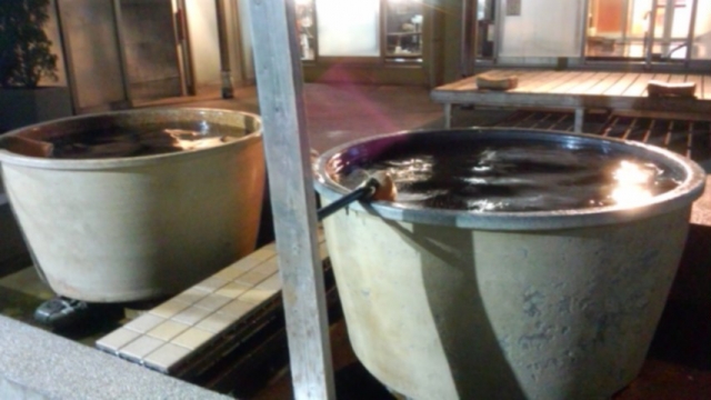 夏季限定27℃生源泉掛け流しの壺湯