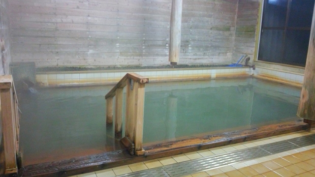 総檜造りの大浴槽