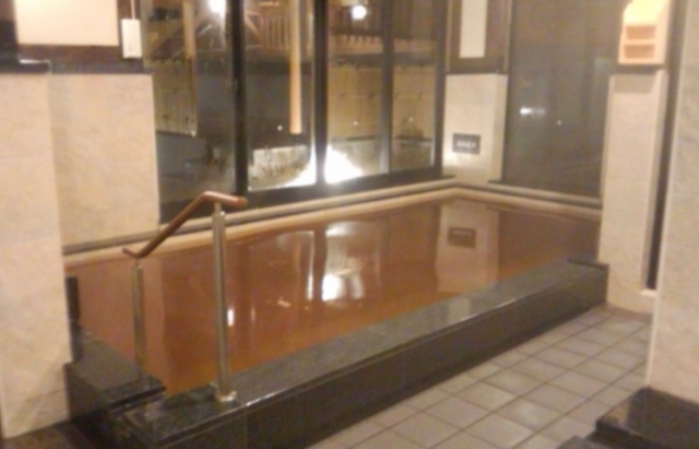 内湯の温泉主浴、お湯の色が焦げ赤茶色で凄い！