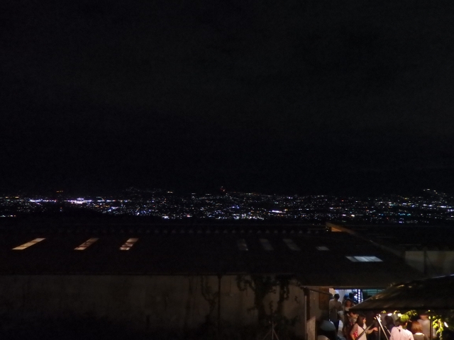 広い露天風呂から甲府盆地の夜景が見えます！（これは、お風呂入口にて撮影）