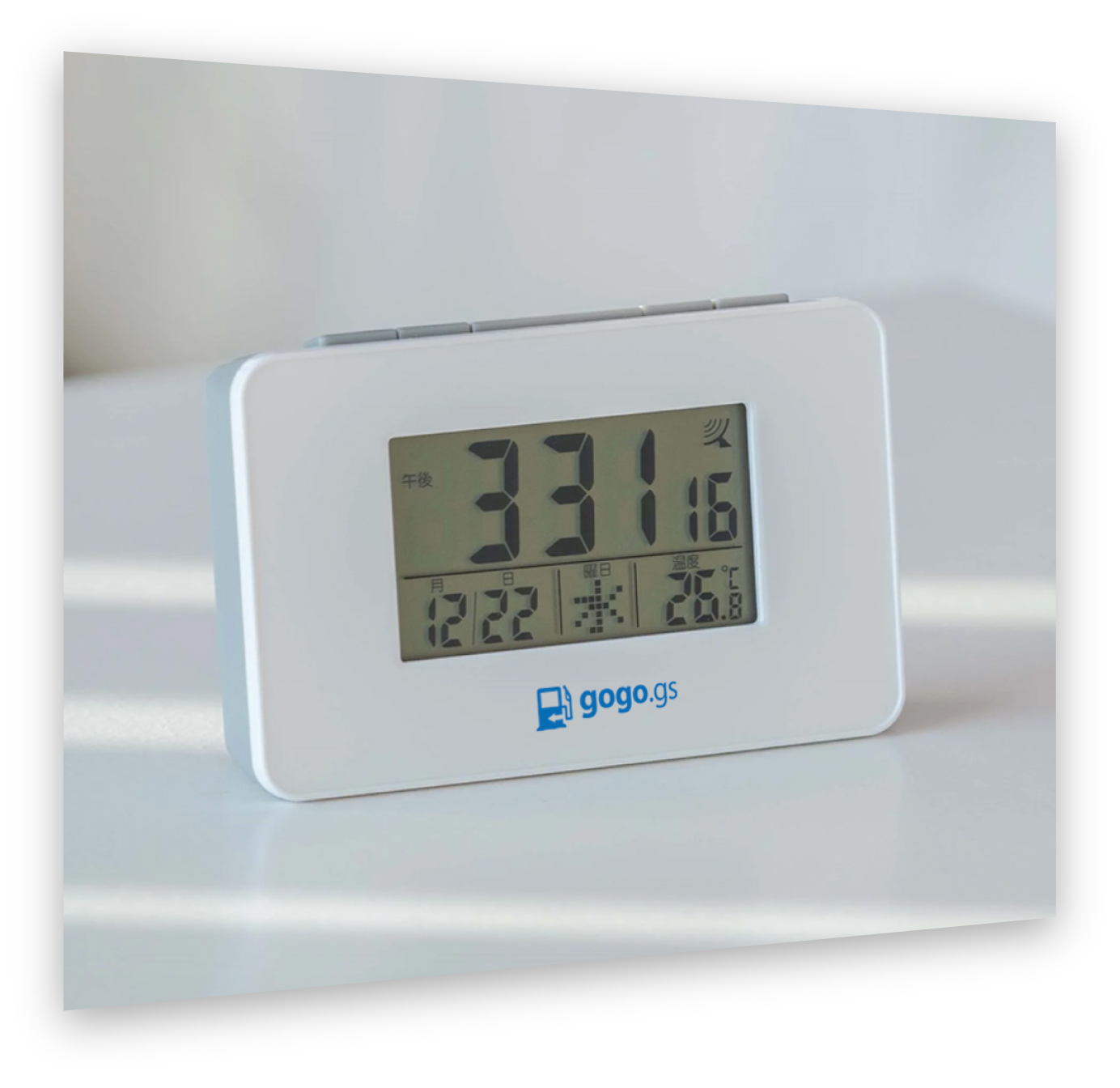 gogo.gsロゴが入った白い電波時計、別角度から
