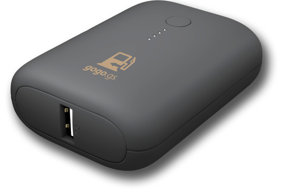 黒地にベージュのgogo.gsロゴが入ったモバイルバッテリー、UAB-Aが見える角度から